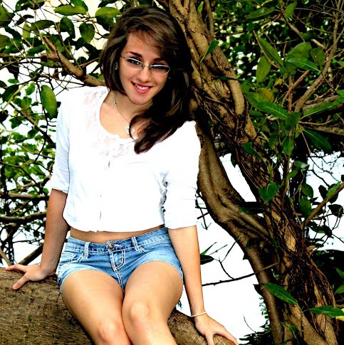Laura Lopez Photo 14