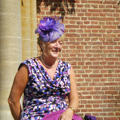 Elizabeth Hobson Photo 30