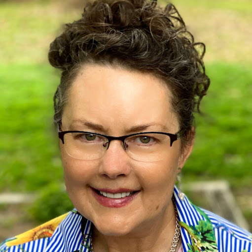 Julia Gardner Photo 6