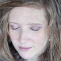 Julia Kozak Photo 12