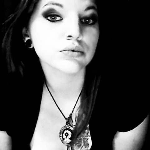 Amanda Singleton Photo 13