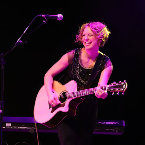 Laura Davidson Photo 32