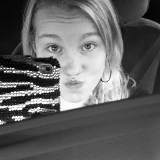 Erin Fields Photo 18