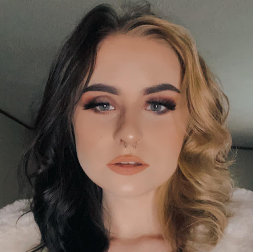 Victoria Cheek Photo 5