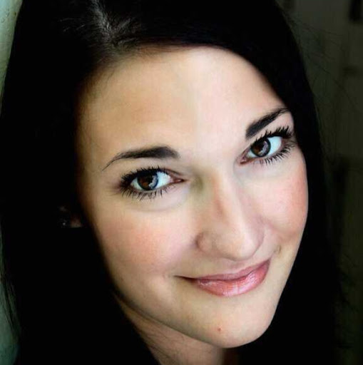 Elizabeth Leone Photo 25