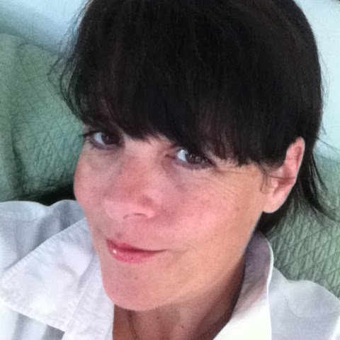 Elizabeth Thomas Photo 29