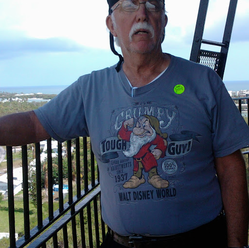 Robert Flores Photo 33