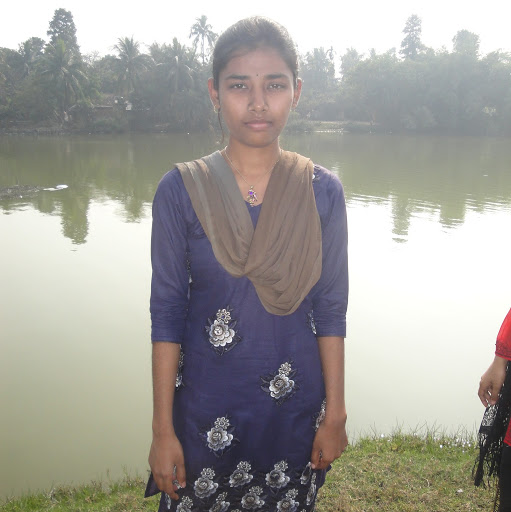 Julia Khan Photo 9