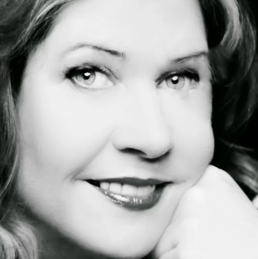 Julie Mcintyre Photo 16