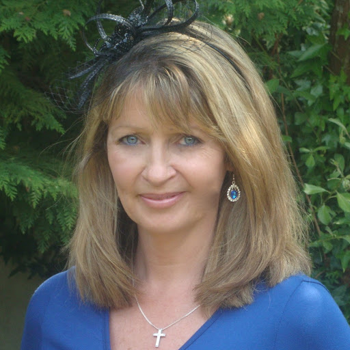 Lisa Hutchinson Photo 23