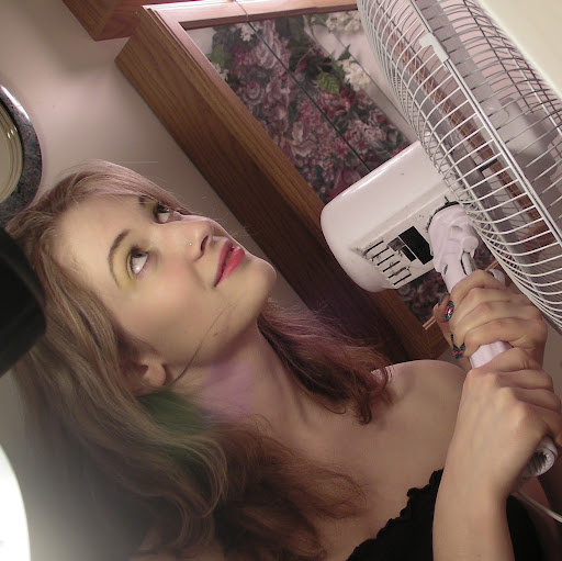 Laura Lloyd Photo 39