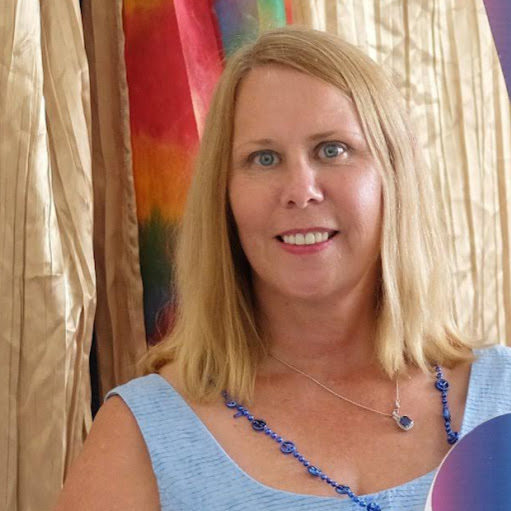 Janet Devries Photo 16