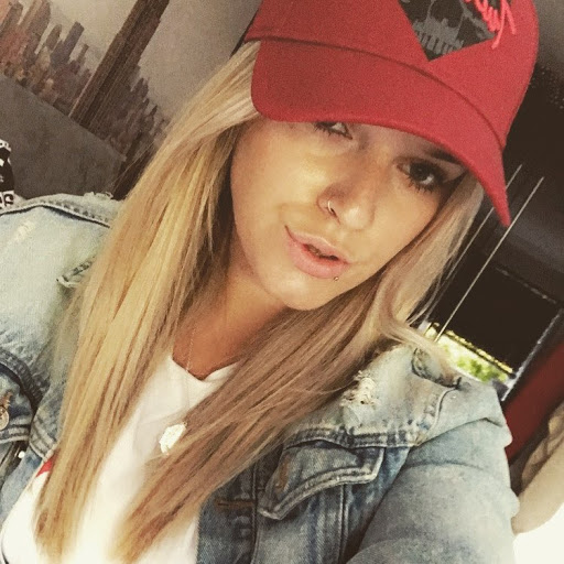 Holly Davies Photo 36