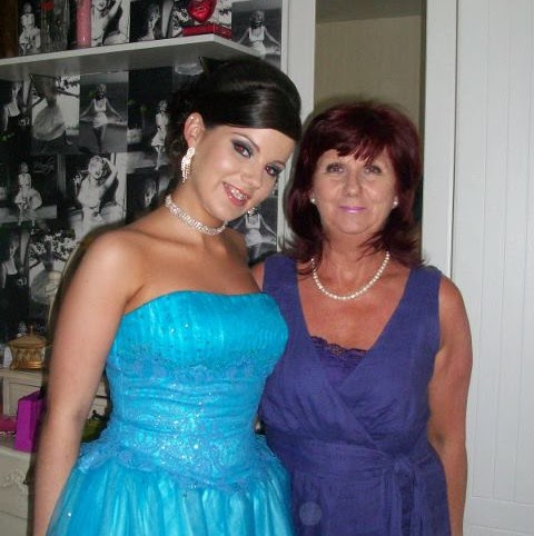 Angela Roche Photo 11