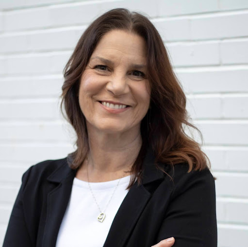 Laurie Hansen Photo 10