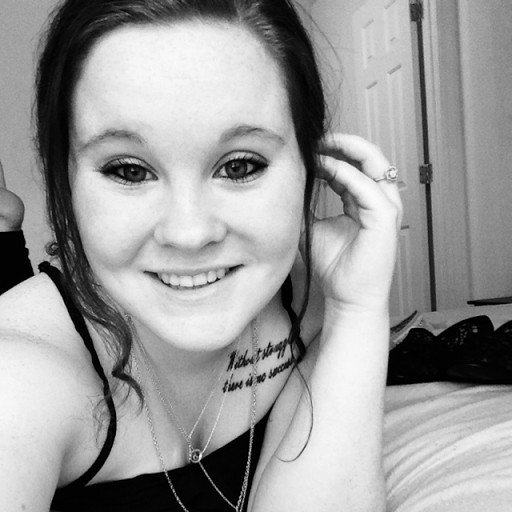 Lindsay Thompson Photo 21