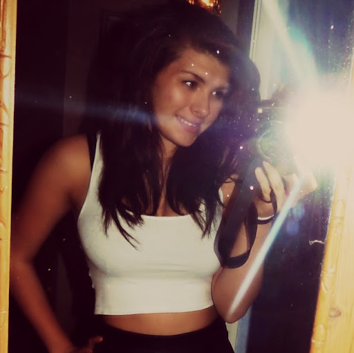 Samantha Watts Photo 15