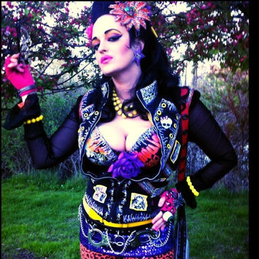 Lindsay Lowe Photo 27