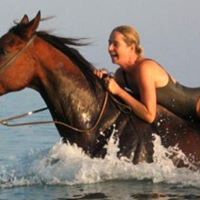 Annie Abbott Photo 14