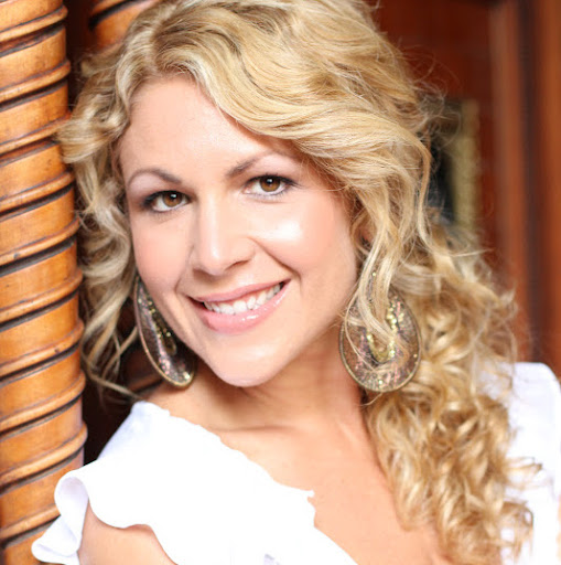 Candace Cook Photo 33
