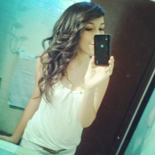 Sara Robles Photo 13