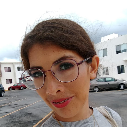 Stephanie Hernandez Photo 19