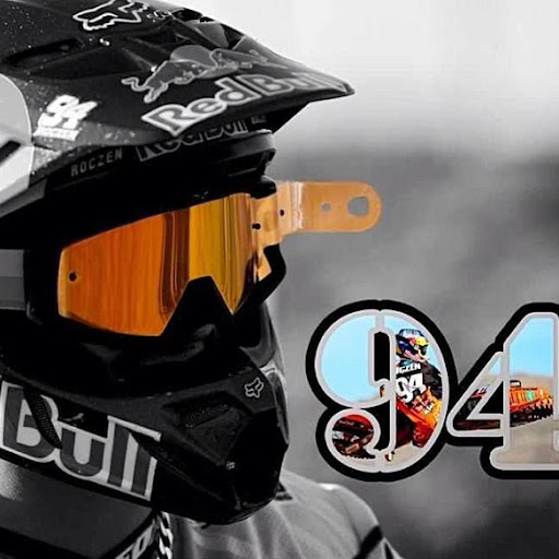 Michelle Albrecht Photo 16