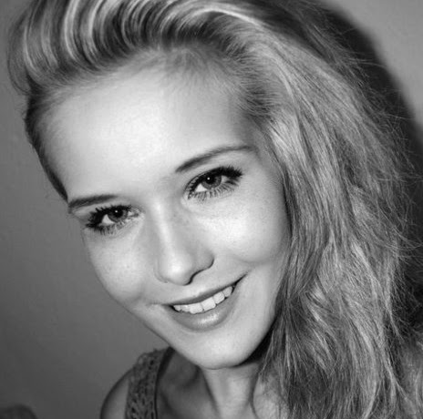 Julie Olsen Photo 28