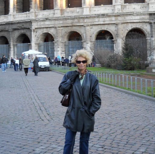 Julie Dunbar Photo 26