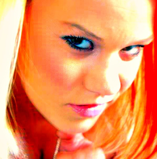 Laura Willis Photo 22