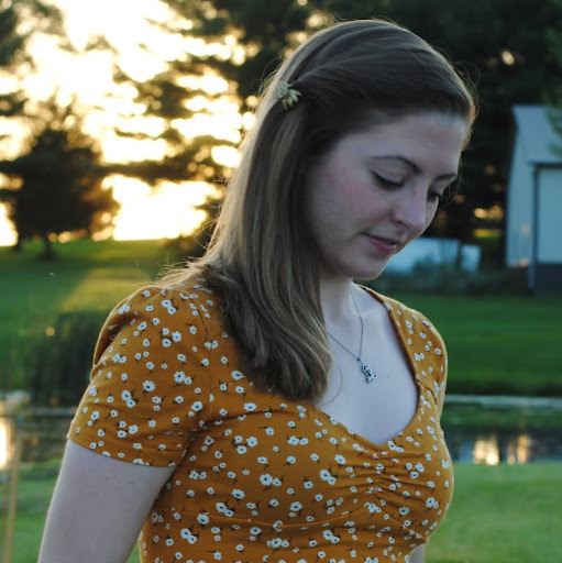 Amanda Broughton Photo 31