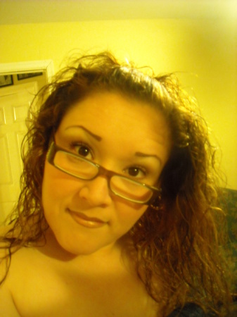 Stephanie Hernandez Photo 35