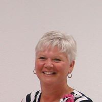 Julie Helmers Photo 7