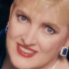 Julia Thompson Photo 19