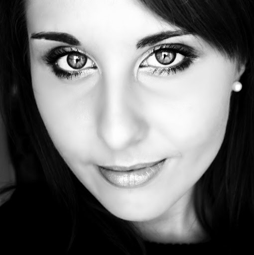 Elizabeth Collins Photo 28