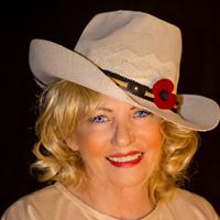 Elizabeth Molloy Photo 17