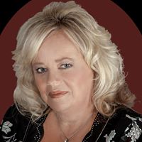 Debbie Lindstrom Photo 9