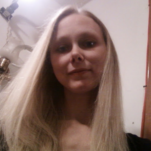 Elizabeth Hutson Photo 23
