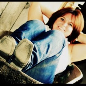 Traci Lewis Photo 30