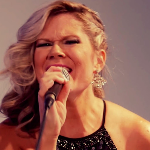 April Cummings Photo 4