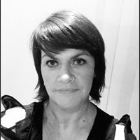 Julie Queen Photo 11