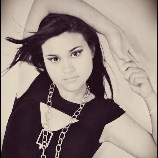 Michele Cruz Photo 14