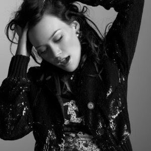 Alexandra Lyons Photo 17