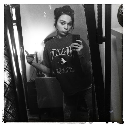 Julia Hicks Photo 17