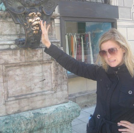 Stephanie Barnes Photo 37