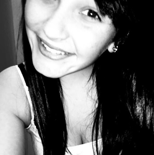 Christina Hull Photo 17