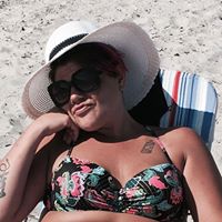 Erika Richards Photo 20