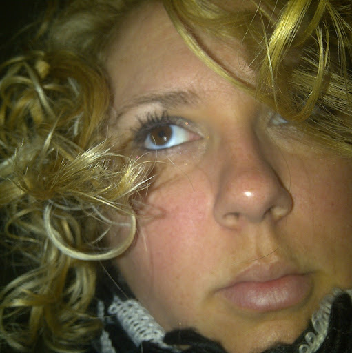 Julia Stevenson Photo 15