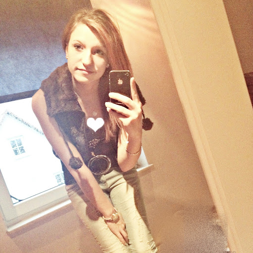 Julia Weiler Photo 5