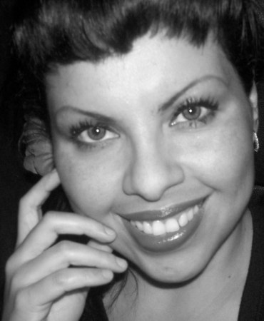 Laura Calderon Photo 15